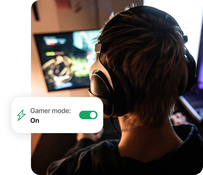 Chlapec, který hraje hry na počítači a používá produkt Norton 360 for Gamers.