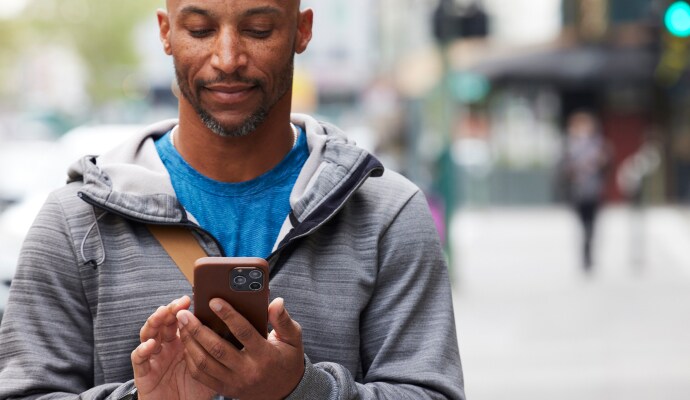 Muž dívající se na mobilní telefon