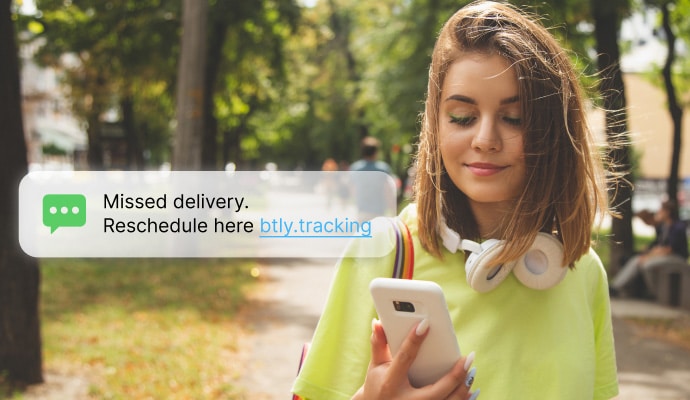 ochrana textových zpráv a hovorů – žena si kontroluje zprávy v telefonu